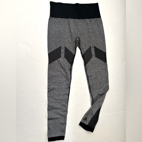Adidas seamless gray and black fitted capri leggings 3/4 length size Medium. H11 - Picture 2 of 10